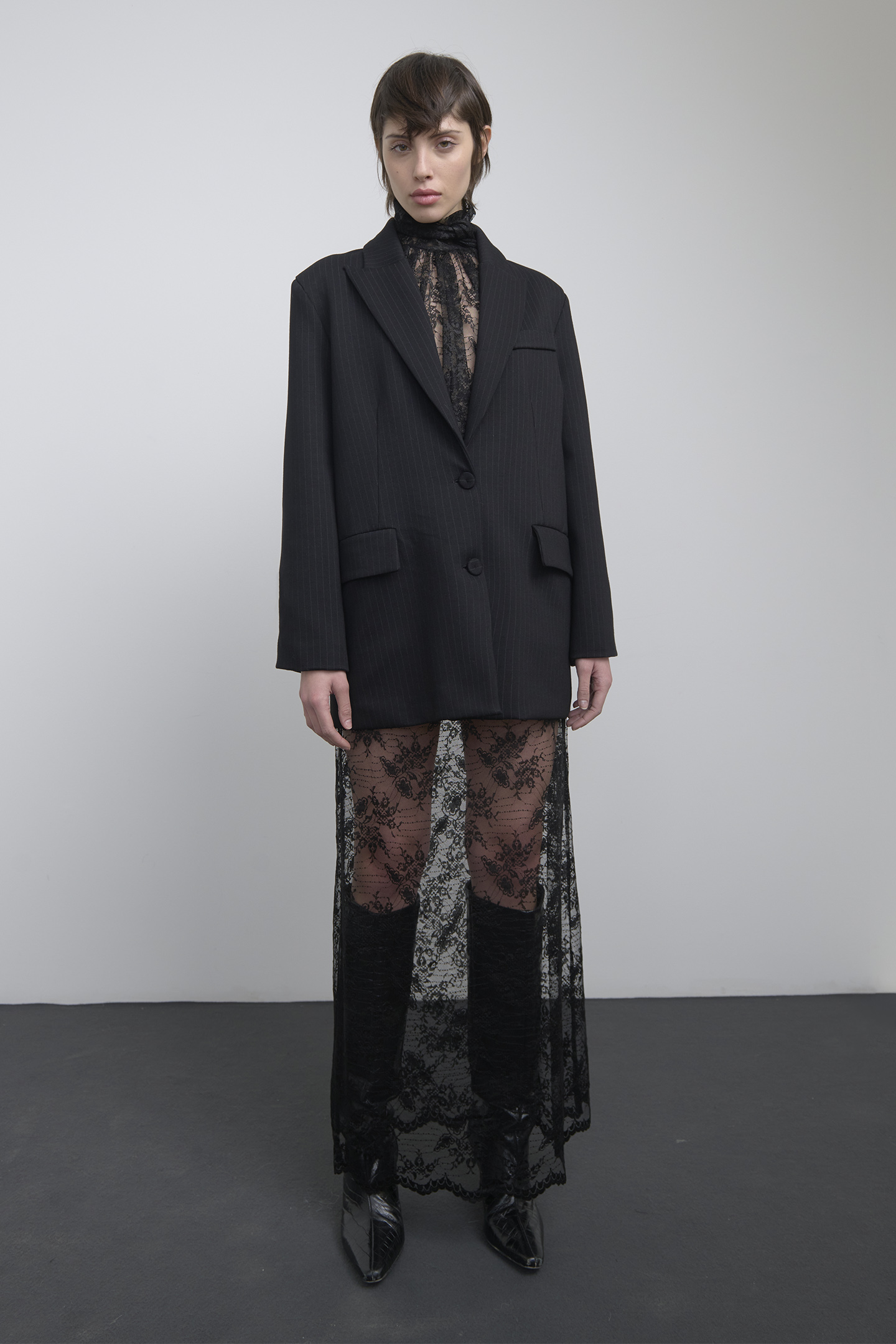BLUSA IN PIZZO COLLO A SCIARPA - immagine 2