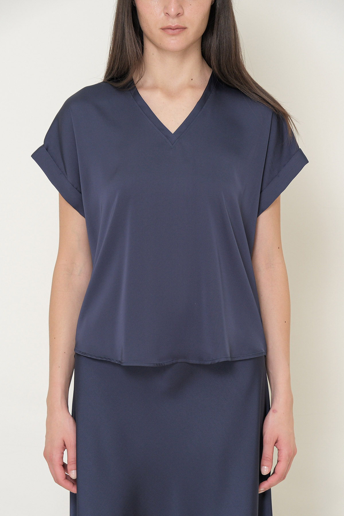 BLUSA SCOLLATA A V IN RASO - immagine 3