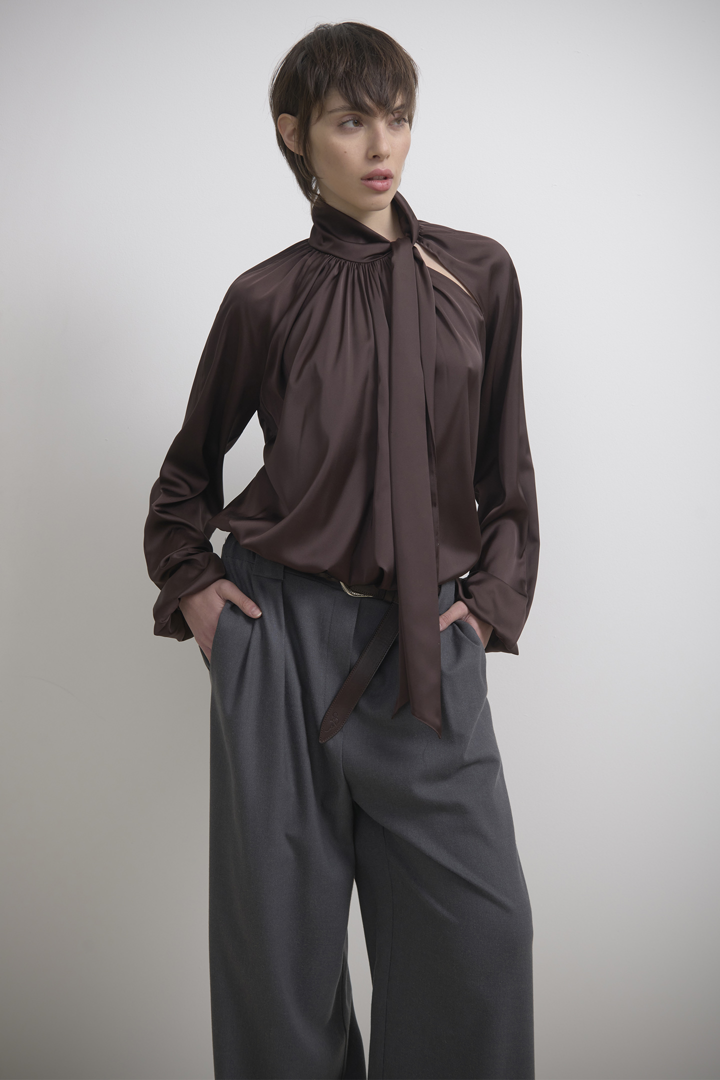 BLUSA CON COLLO A SCIARPA IN RASO - immagine 2