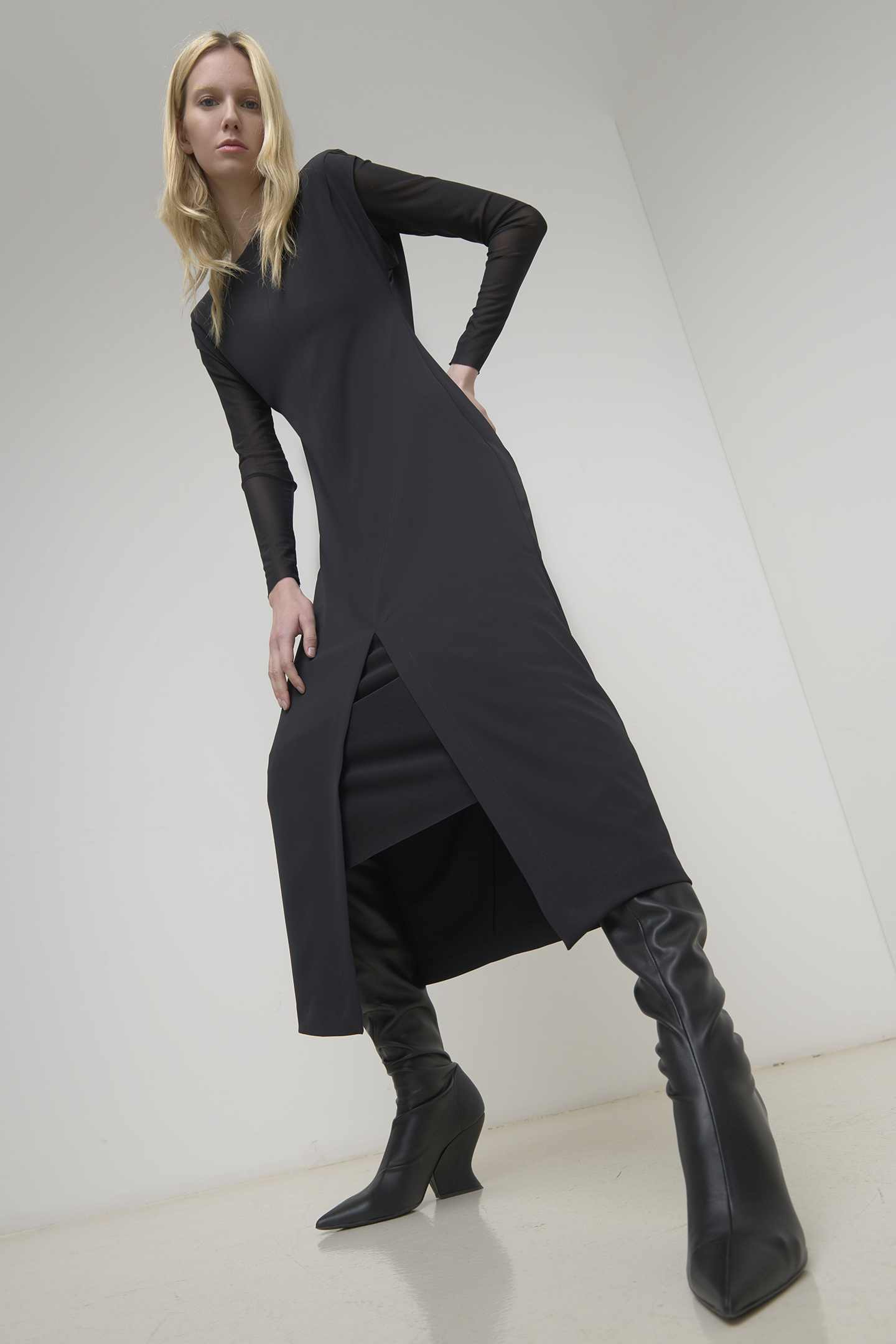 ABITO CON SPACCO IN CREPE - immagine 2