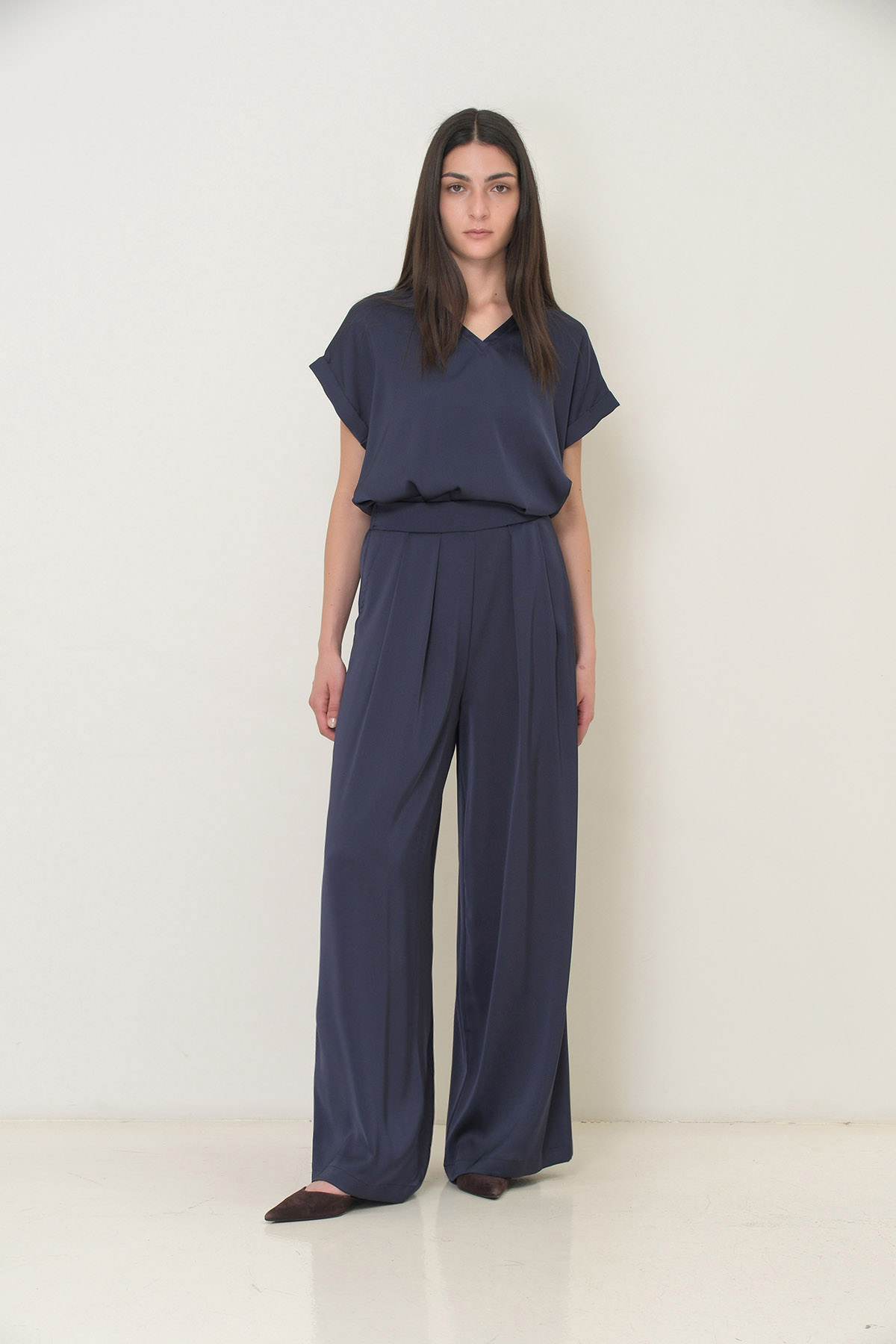 BLUSA SCOLLATA A V IN RASO - immagine 2