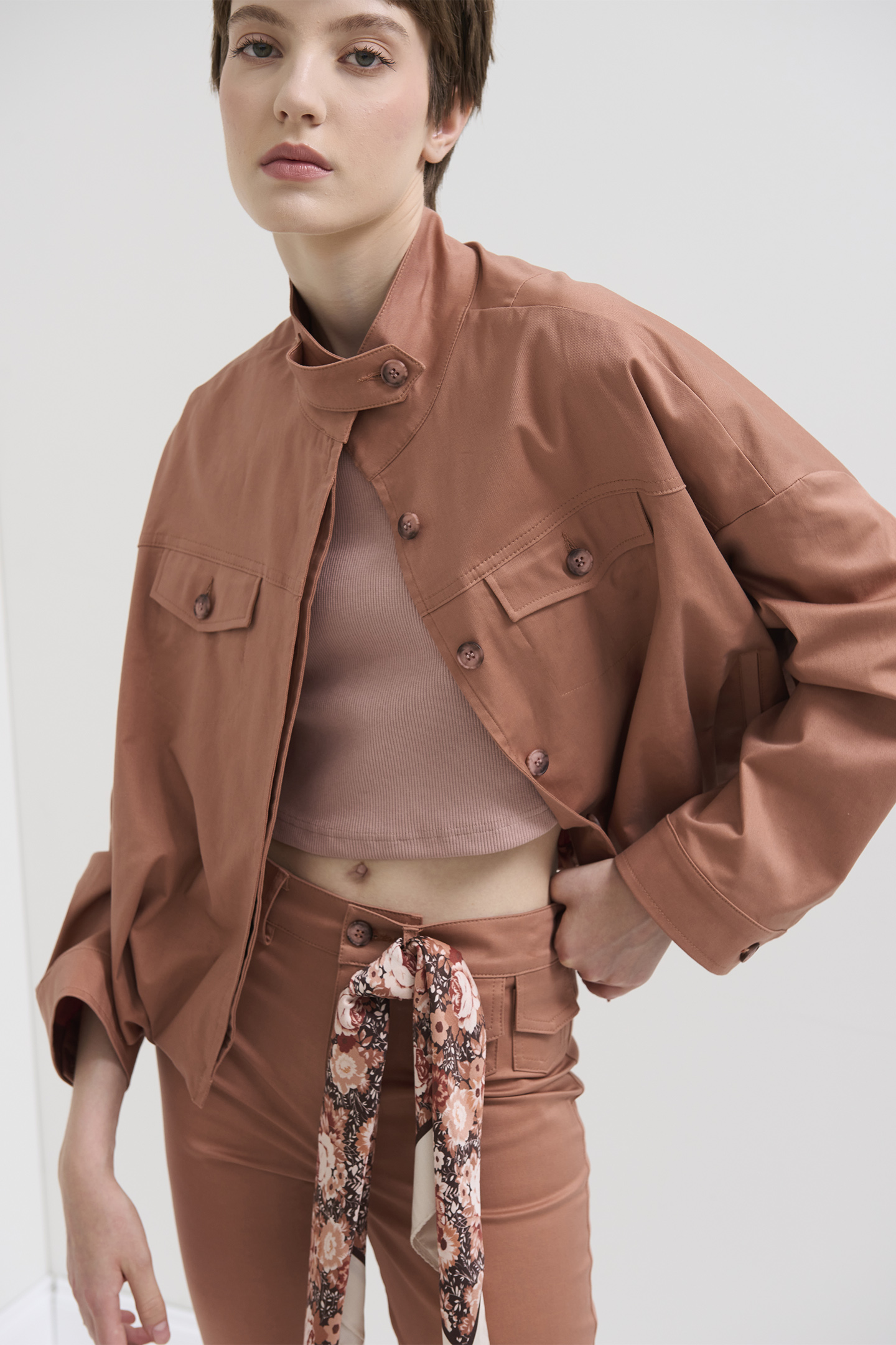TOP CON SCOLLO ALL'AMERICANA - immagine 2