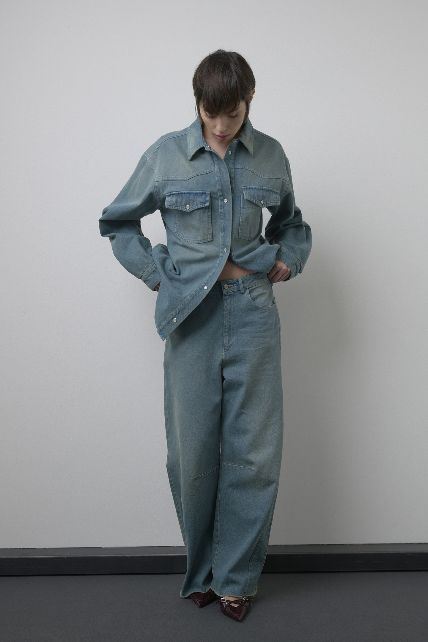 JEANS BARREL IN COTONE DÈLAVÈ - immagine 3